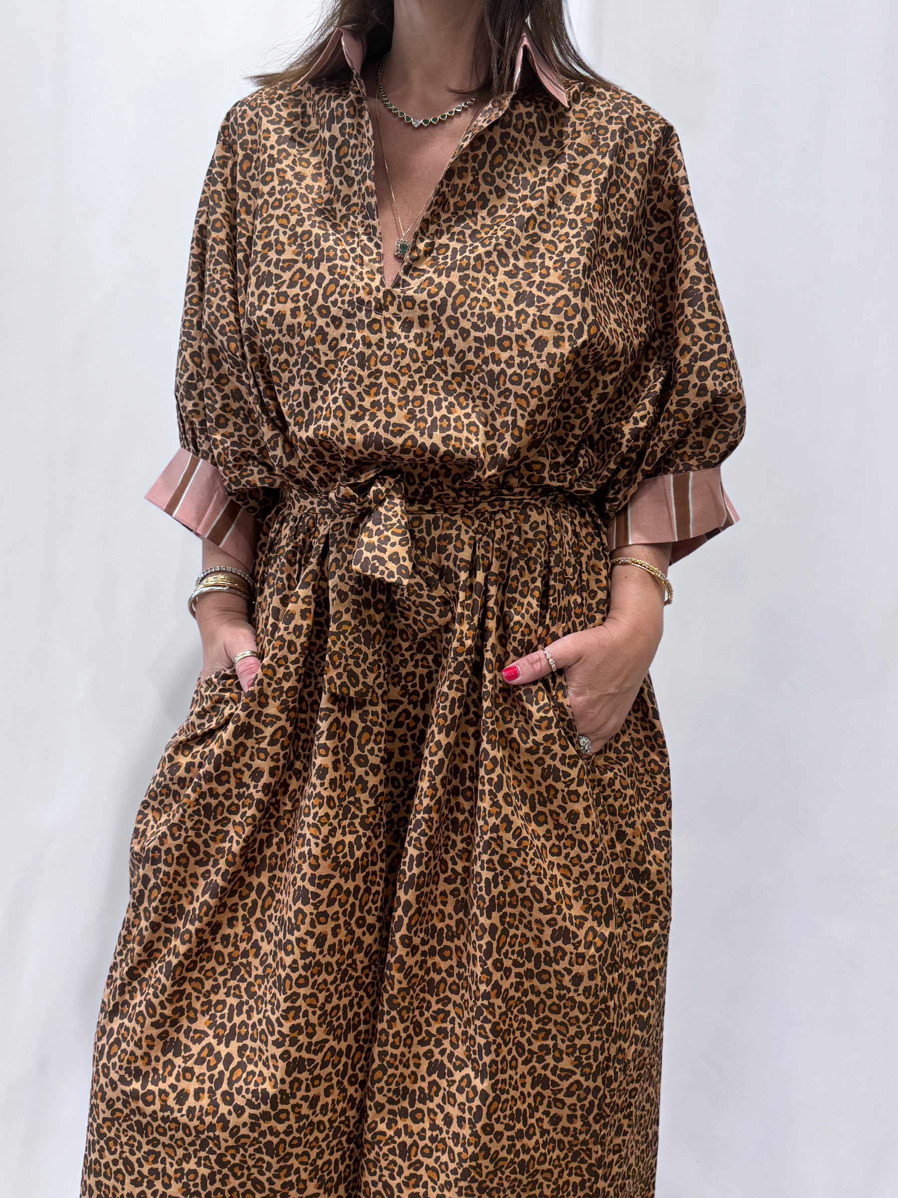 Robe Leela Léopard, une robe longue col V, elle se ceinture à la taille. Manche 3/4