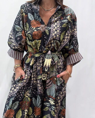 Robe Leela Noire, une robe longue col V, elle se ceinture à la taille. Manche 3/4