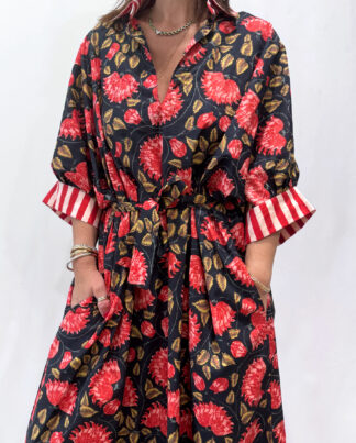 Robe Leela Noire & Rouge, une robe longue col V, elle se ceinture à la taille. Manche 3/4