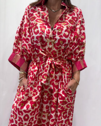 Robe Leela Rose Léopard, une robe longue col V, elle se ceinture à la taille. Manche 3/4