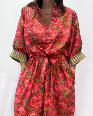 Robe Leela Rouge, une robe longue col V, elle se ceinture à la taille. Manche 3/4