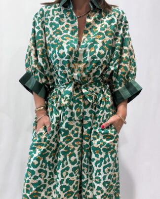 Robe Leela Verte Léopard, une robe longue col V, elle se ceinture à la taille. Manche 3/4