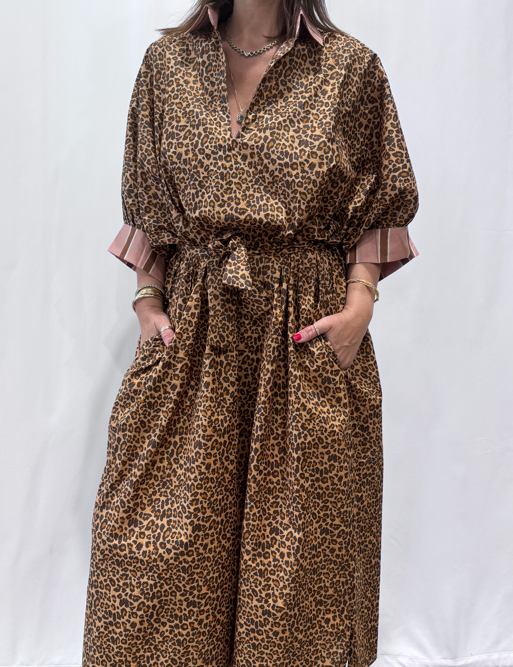Robe Leela Léopard, une robe longue col V, elle se ceinture à la taille. Manche 3/4
