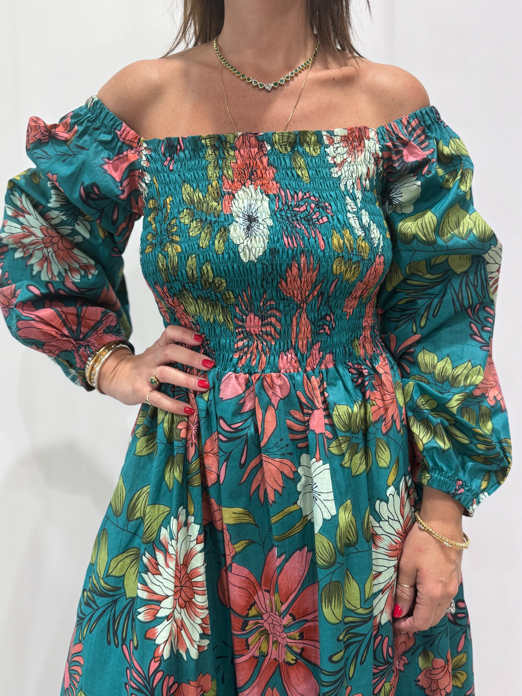 Robe Amira Bleue, une robe longue smockée. Fluide et 100 % coton. Elle est de couleur bleue avec des imprimée fleurit.