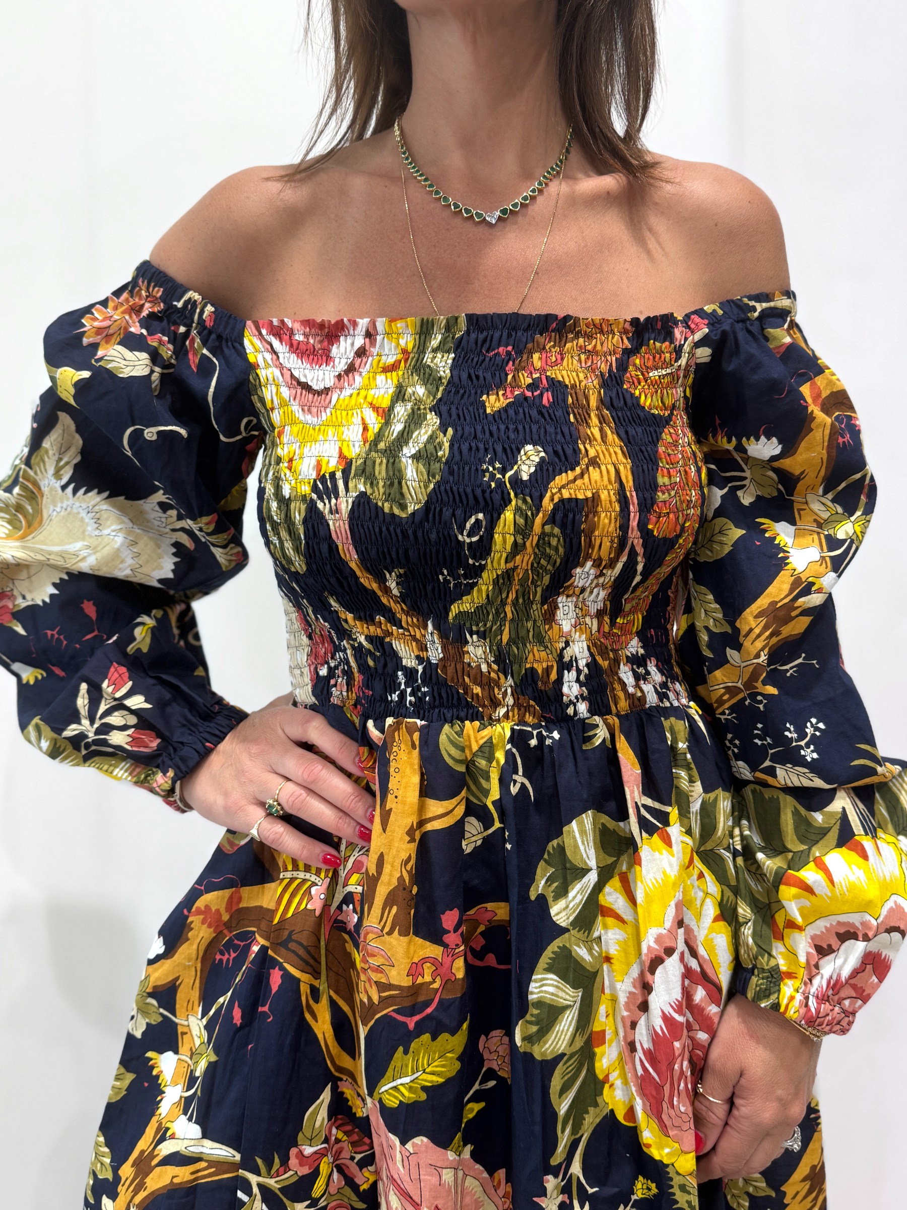 Robe Amira Bleue Marine une robe longue smockée. Fluide et 100 % coton. Elle est de couleur bleue marine avec des imprimée fleurit.