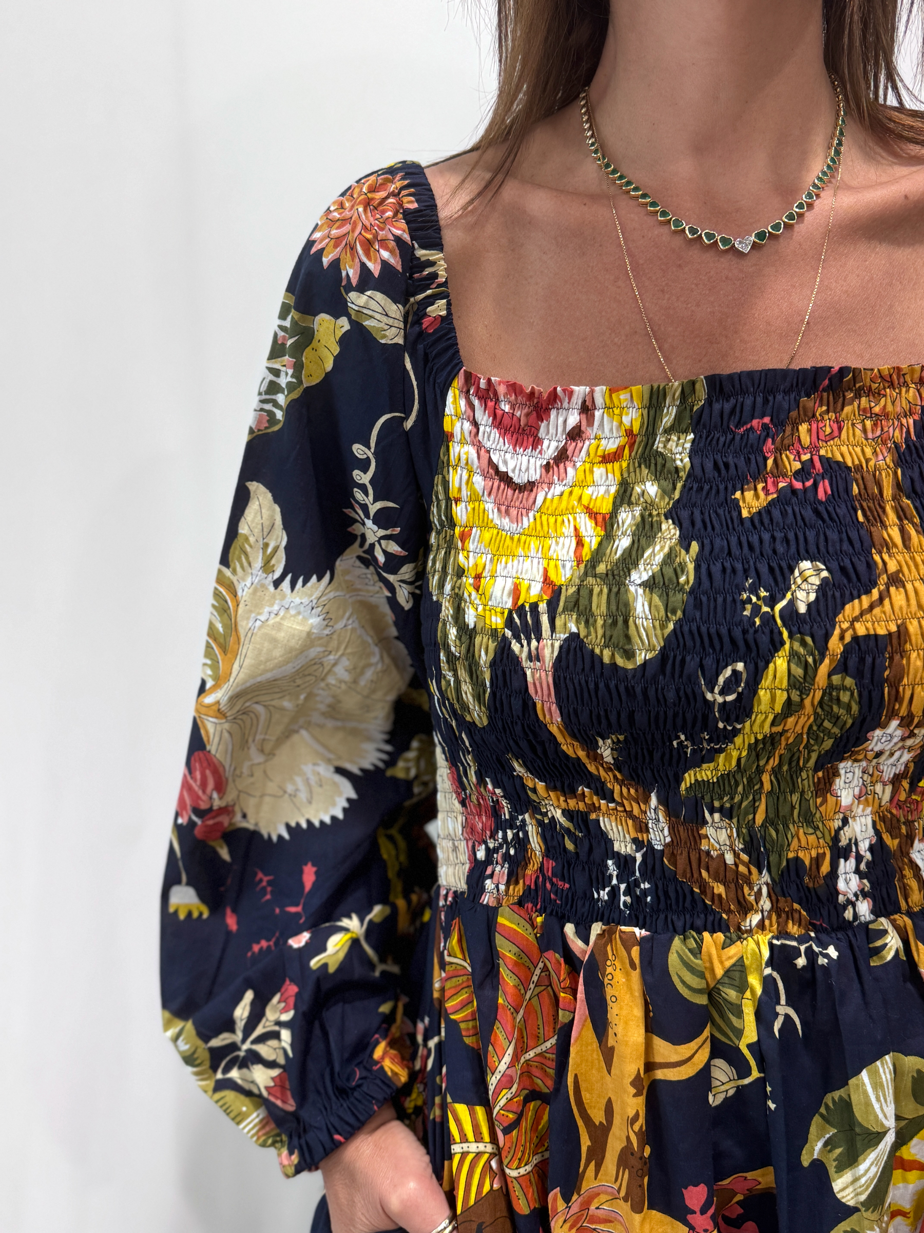 Robe Amira Bleue Marine une robe longue smockée. Fluide et 100 % coton. Elle est de couleur bleue marine avec des imprimée fleurit.