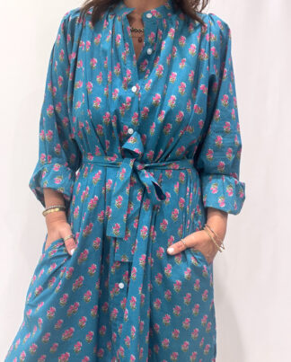 Robe Jasmine Bleu, une robe longue bleu. Une robe taille unique qui se ceinture à la taille. Des manches longues.