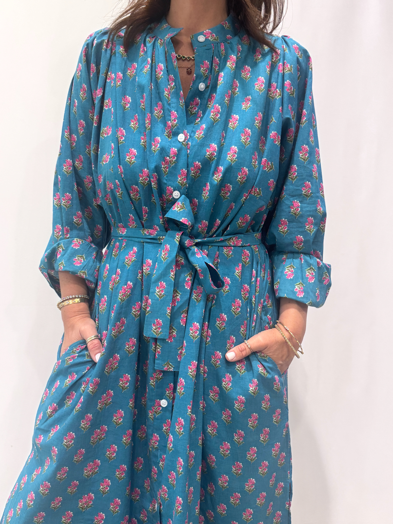 Robe Jasmine Bleu, une robe longue bleu. Une robe taille unique qui se ceinture à la taille. Des manches longues.