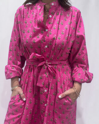 Robe Jasmine Rose, une robe longue rose. Une robe taille unique qui se ceinture à la taille. Des manches longues.