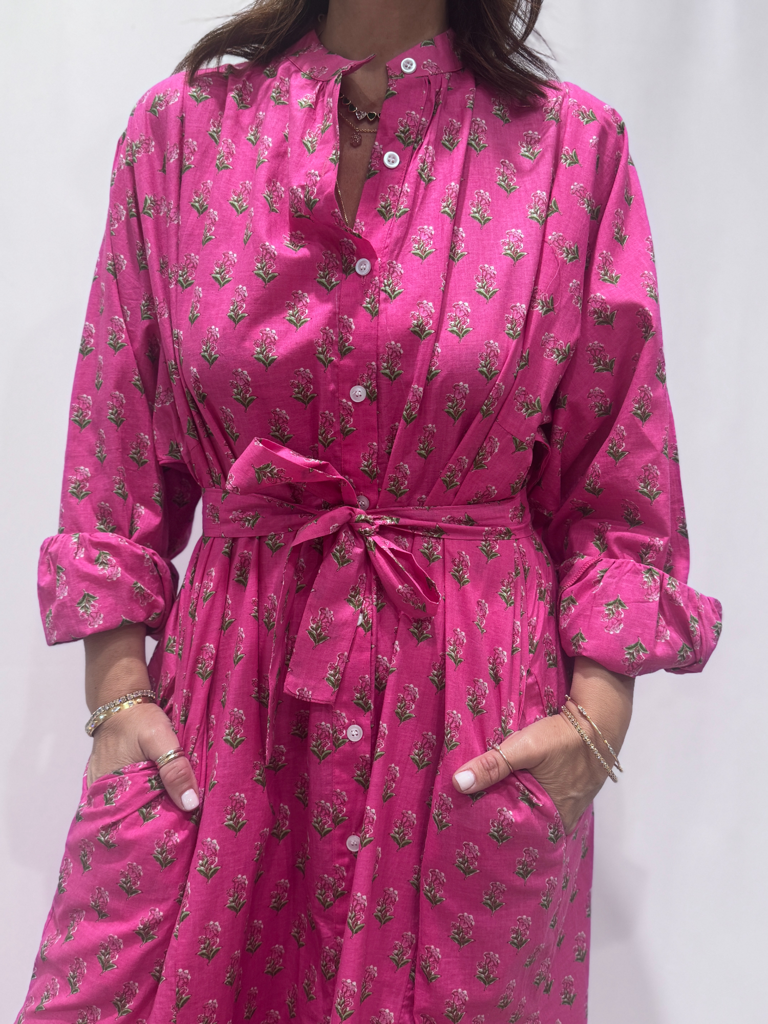 Robe Jasmine Rose, une robe longue rose. Une robe taille unique qui se ceinture à la taille. Des manches longues.