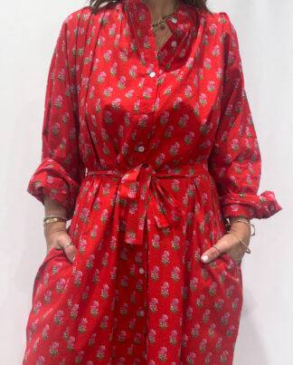 Robe Jasmine Rouge, une robe longue rouge. Une robe taille unique qui se ceinture à la taille. Des manches longues.