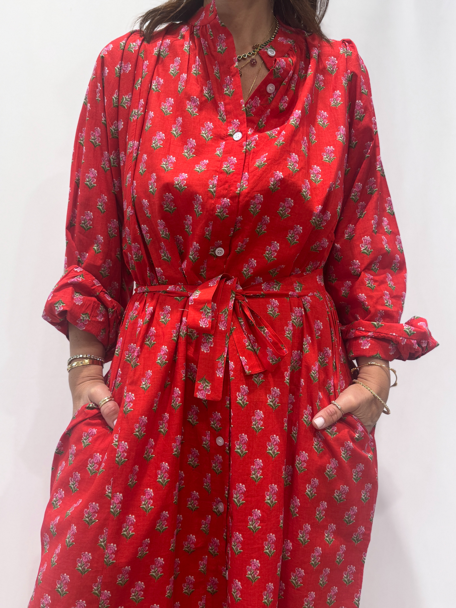 Robe Jasmine Rouge, une robe longue rouge. Une robe taille unique qui se ceinture à la taille. Des manches longues.