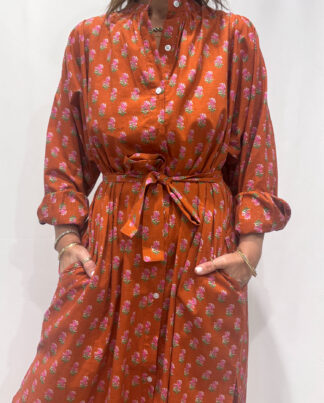 Robe Jasmine Terracotta, une robe longue terracotta. Une robe taille unique qui se ceinture à la taille. Des manches longues.