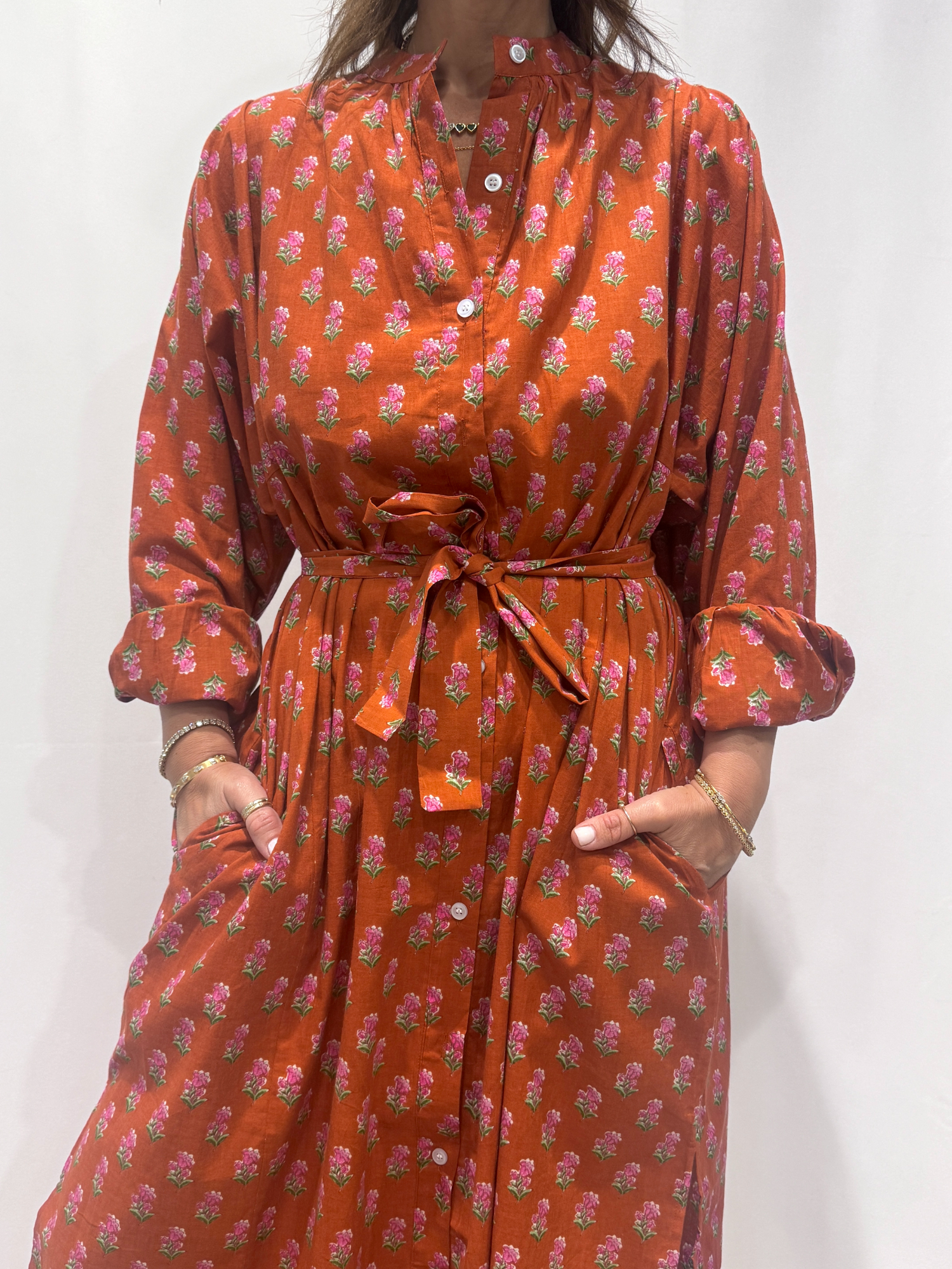 Robe Jasmine Terracotta, une robe longue terracotta. Une robe taille unique qui se ceinture à la taille. Des manches longues.