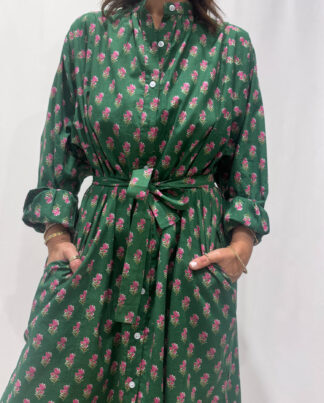 Robe Jasmine Verte, une robe longue verte. Une robe taille unique qui se ceinture à la taille. Des manches longues.