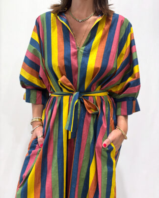 Robe Leela Arc-en-ciel, une robe longue col V, elle se ceinture à la taille. Manche 3/4