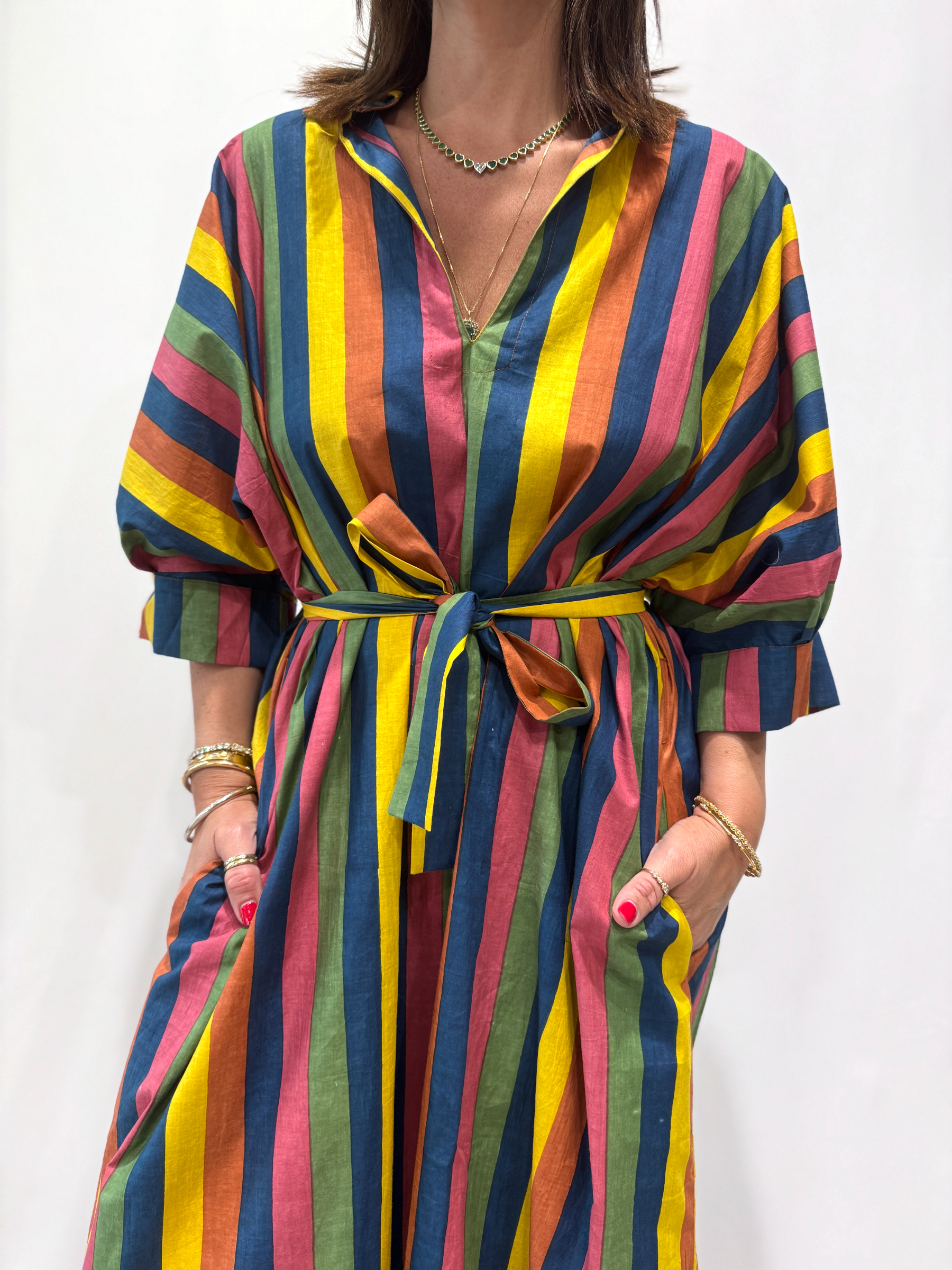 Robe Leela Arc-en-ciel, une robe longue col V, elle se ceinture à la taille. Manche 3/4