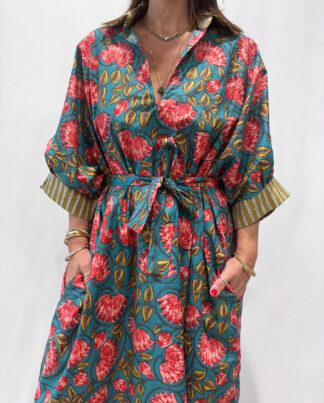 Robe Leela Bleu, une robe longue col V, elle se ceinture à la taille. Manche 3/4