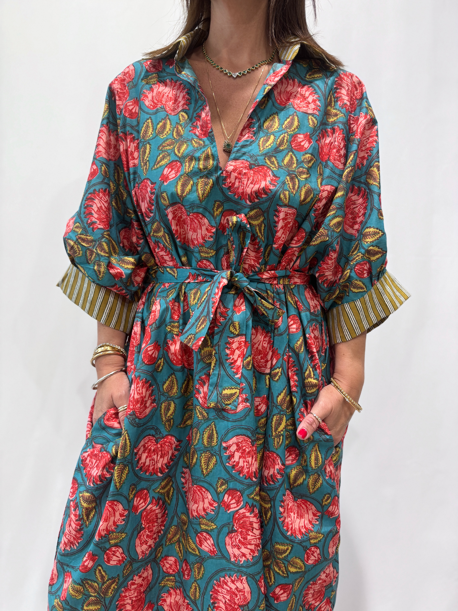 Robe Leela Bleu, une robe longue col V, elle se ceinture à la taille. Manche 3/4