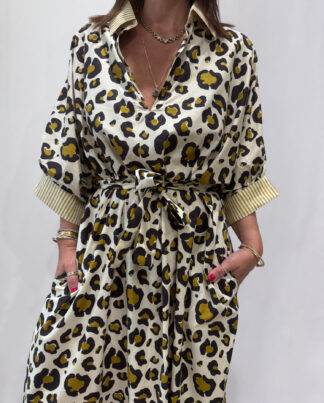 Robe Leela Crème Léopard, une robe longue col V, elle se ceinture à la taille. Manche 3/4