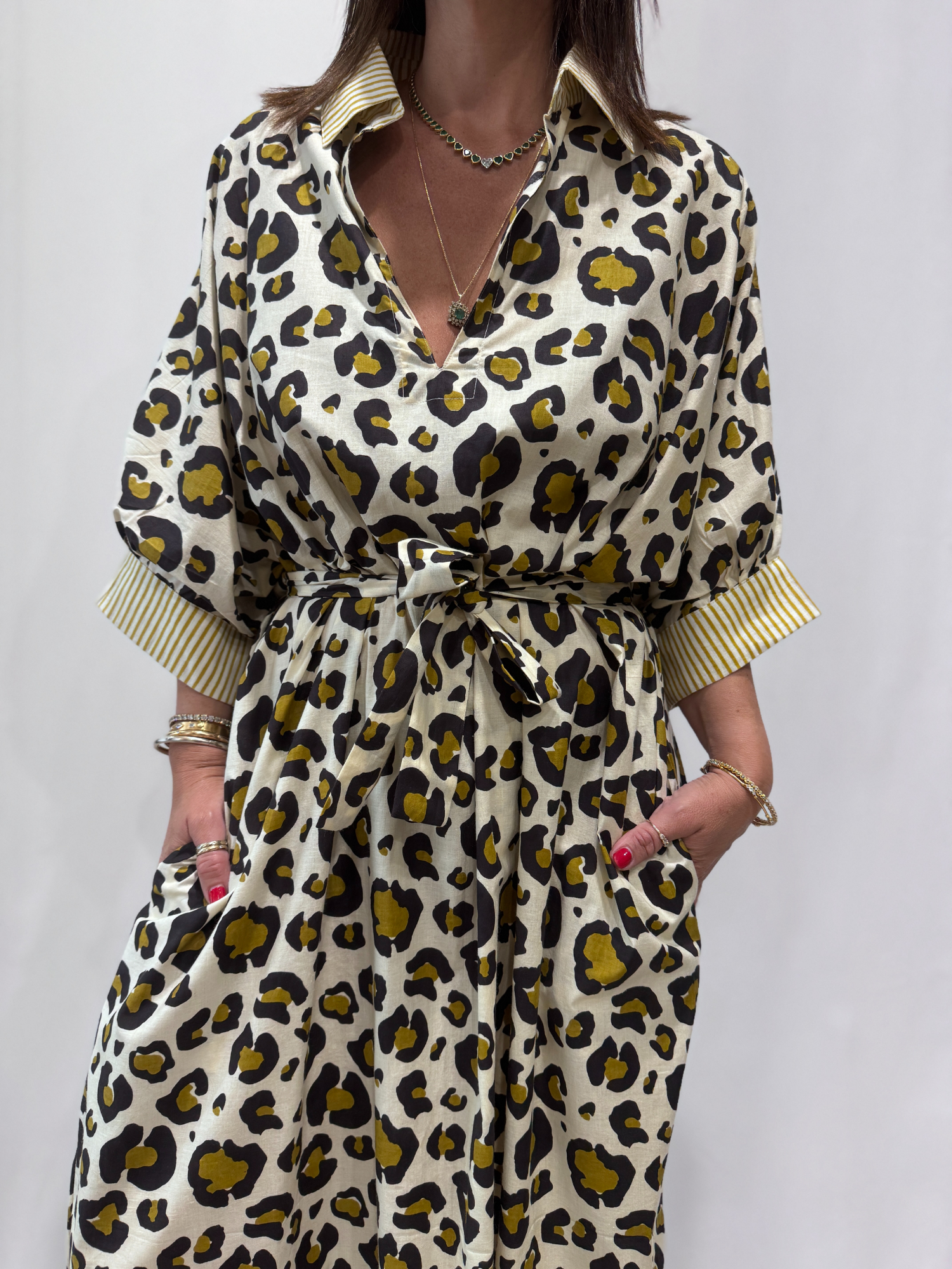 Robe Leela Crème Léopard, une robe longue col V, elle se ceinture à la taille. Manche 3/4