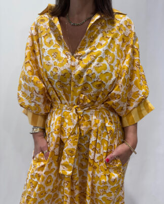 Robe Leela Jaune Léopard, une robe longue col V, elle se ceinture à la taille. Manche 3/4