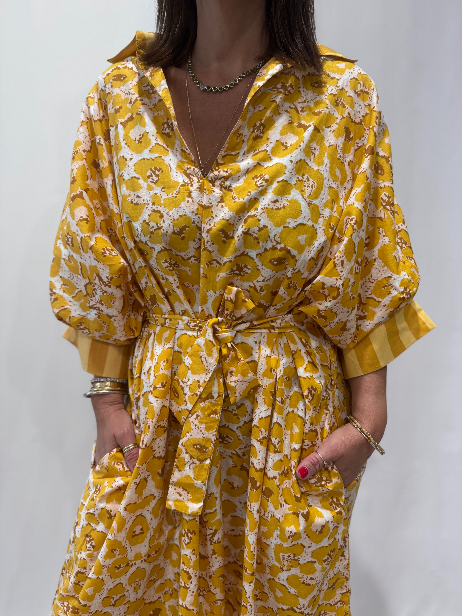 Robe Leela Jaune Léopard, une robe longue col V, elle se ceinture à la taille. Manche 3/4