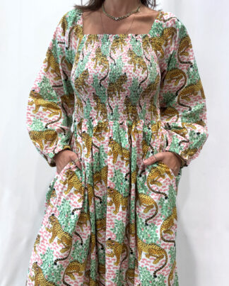 Robe Léora Blanche, une robe longue smockée. Fluide et 100 % coton. Elle est de couleur blanche avec des imprimés de léopard