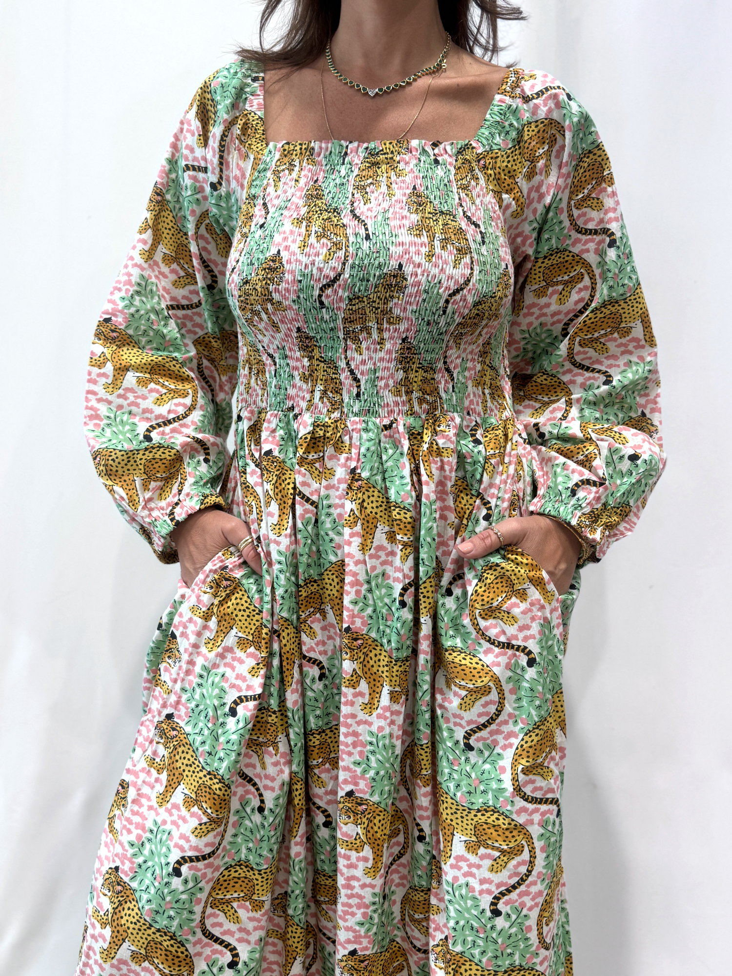 Robe Léora Blanche, une robe longue smockée. Fluide et 100 % coton. Elle est de couleur blanche avec des imprimés de léopard