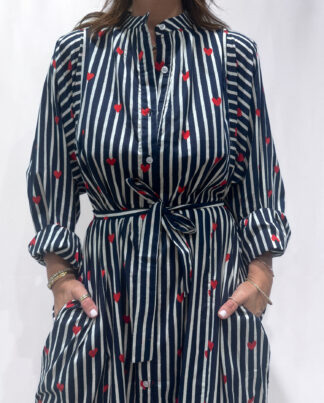 Robe Love Bleu, une robe longue rayée bleu imprimé de coeurs rouges. Une robe taille unique qui se ceinture à la taille. Des manches longues.