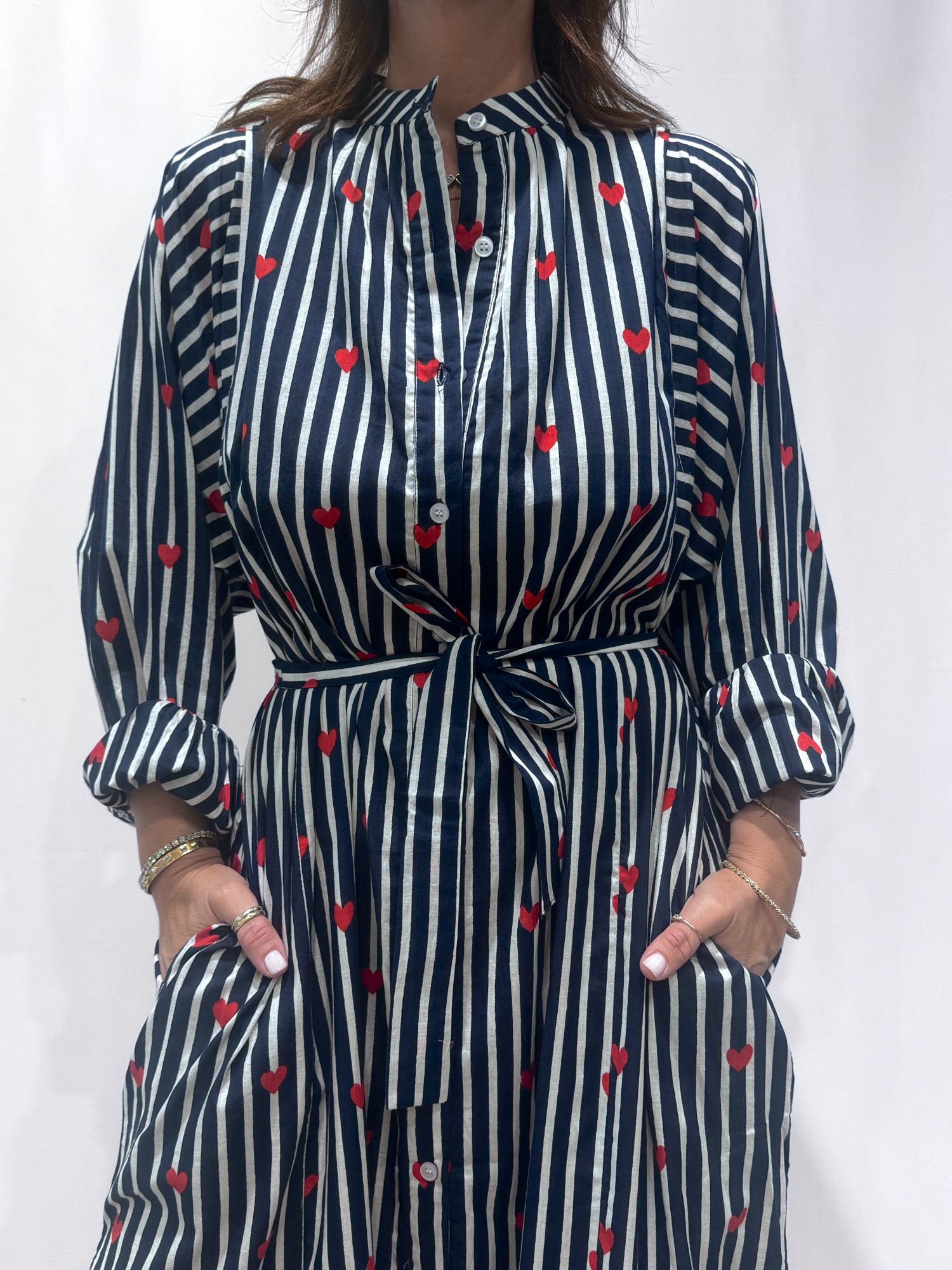 Robe Love Bleu, une robe longue rayée bleu imprimé de coeurs rouges. Une robe taille unique qui se ceinture à la taille. Des manches longues.