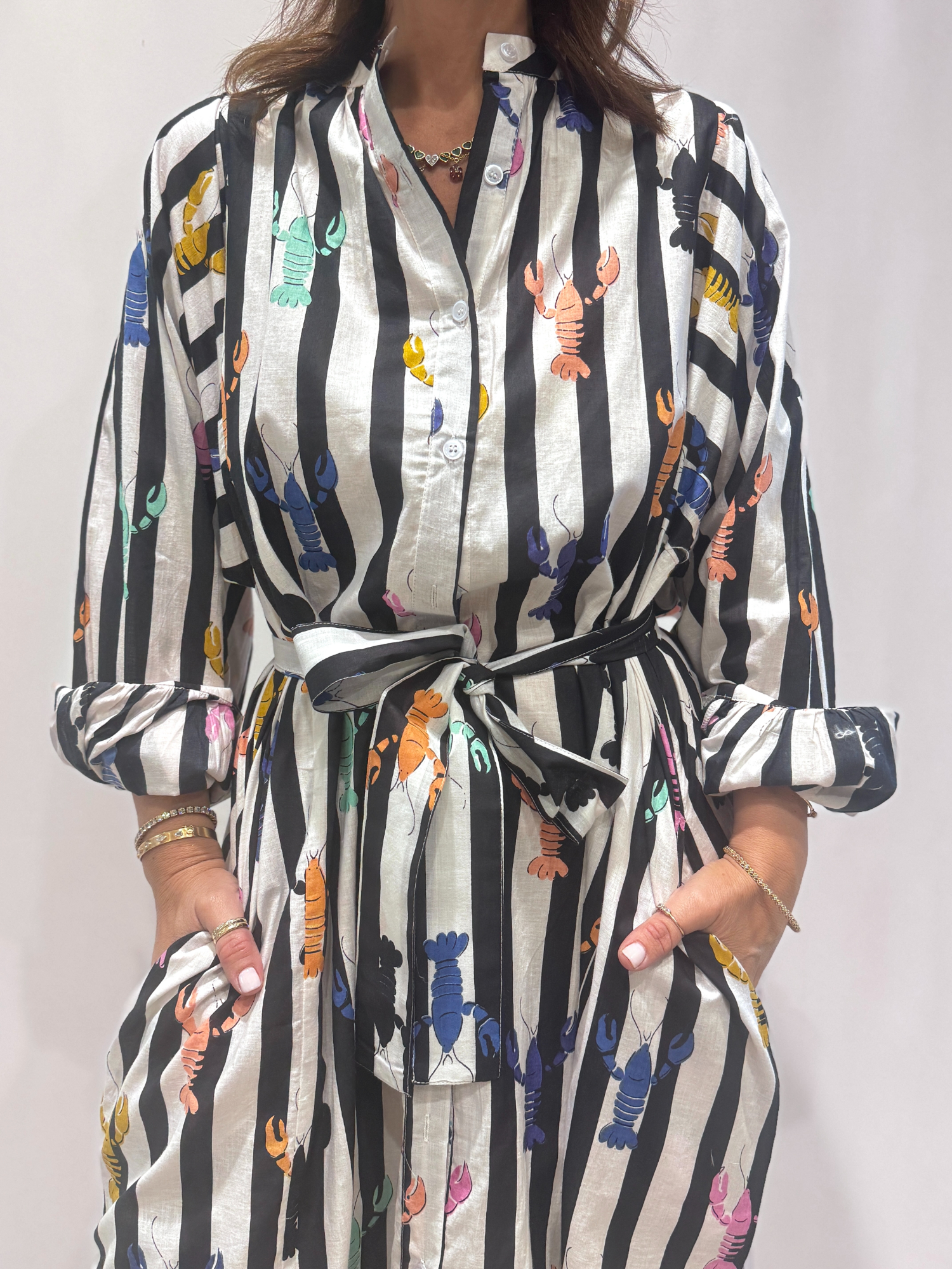 Robe Lobster Noire, une robe longue rayée noire. Une robe taille unique qui se ceinture à la taille. Des manches longues.