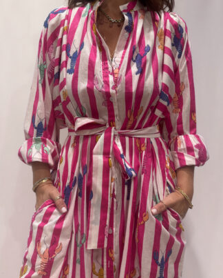 Robe Lobster Rose, une robe longue rayée rose. Une robe taille unique qui se ceinture à la taille. Des manches longues.