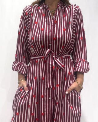Robe Love Bordeaux, une robe longue rayée bordeaux imprimé de coeurs rouges. Une robe taille unique qui se ceinture à la taille. Des manches longues.
