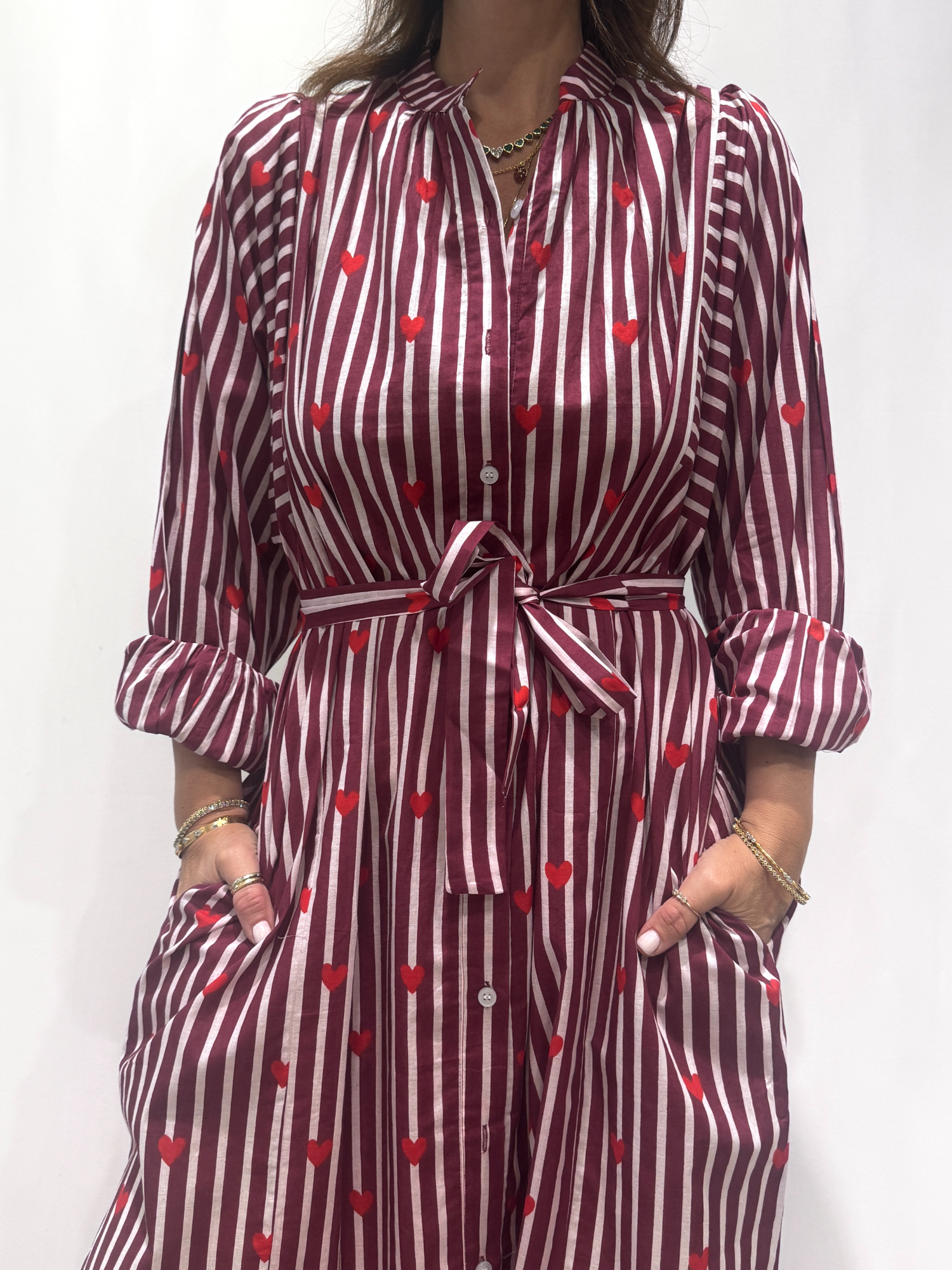 Robe Love Bordeaux, une robe longue rayée bordeaux imprimé de coeurs rouges. Une robe taille unique qui se ceinture à la taille. Des manches longues.