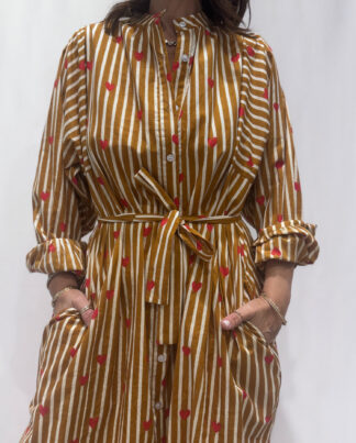 Robe Love Jaune, une robe longue rayée jaune imprimé de coeurs rouges. Une robe taille unique qui se ceinture à la taille. Des manches longues.
