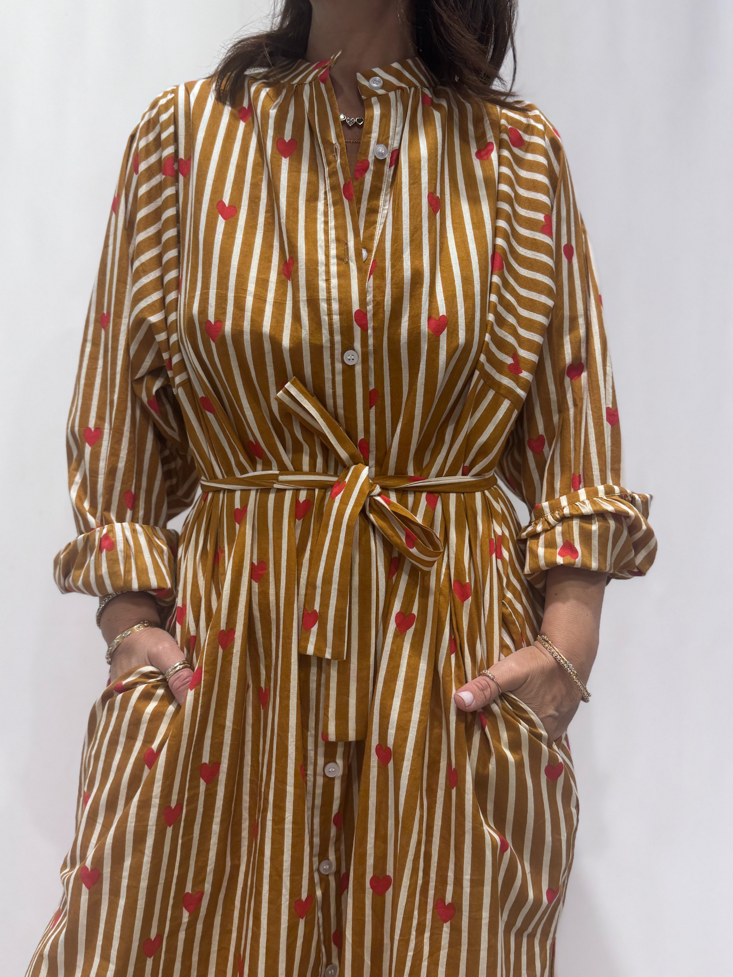 Robe Love Jaune, une robe longue rayée jaune imprimé de coeurs rouges. Une robe taille unique qui se ceinture à la taille. Des manches longues.