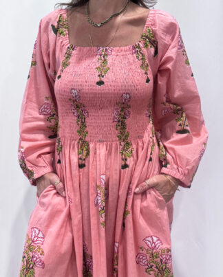 Robe Naya Rose, une robe longue smockée. Fluide et 100 % coton. Elle est rayée avec des imprimés de fleurs.