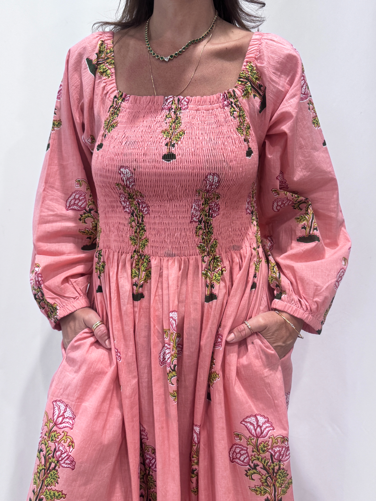 Robe Naya Rose, une robe longue smockée. Fluide et 100 % coton. Elle est rayée avec des imprimés de fleurs.