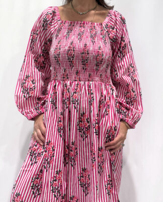 Robe Naya Rose Rayée, une robe longue smockée. Fluide et 100 % coton. Elle est rayée avec des imprimés de fleurs.