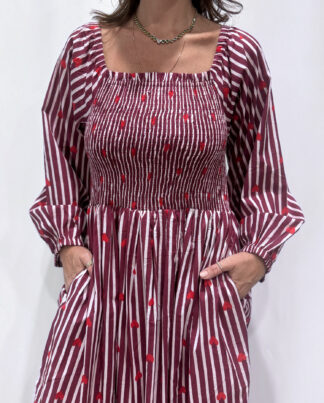 La robe Pyaar Bordeaux, une robe longue manches longues, smockée à rayures et imprimés de coeurs. Une robe tendance pour cet été.