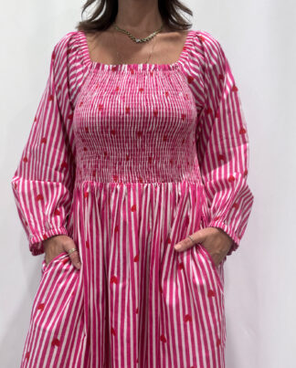 La robe Pyaar Rose, une robe longue manches longues, smockée à rayures et imprimés de coeurs. Une robe tendance pour cet été.