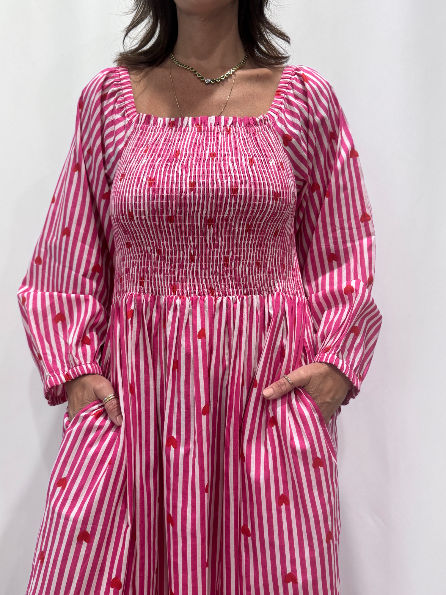 La robe Pyaar Rose, une robe longue manches longues, smockée à rayures et imprimés de coeurs. Une robe tendance pour cet été.