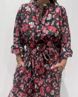 Robe Upama Verte, une robe longue avec des imprimés floraux. Une robe taille unique qui se ceinture à la taille. Des manches longues.
