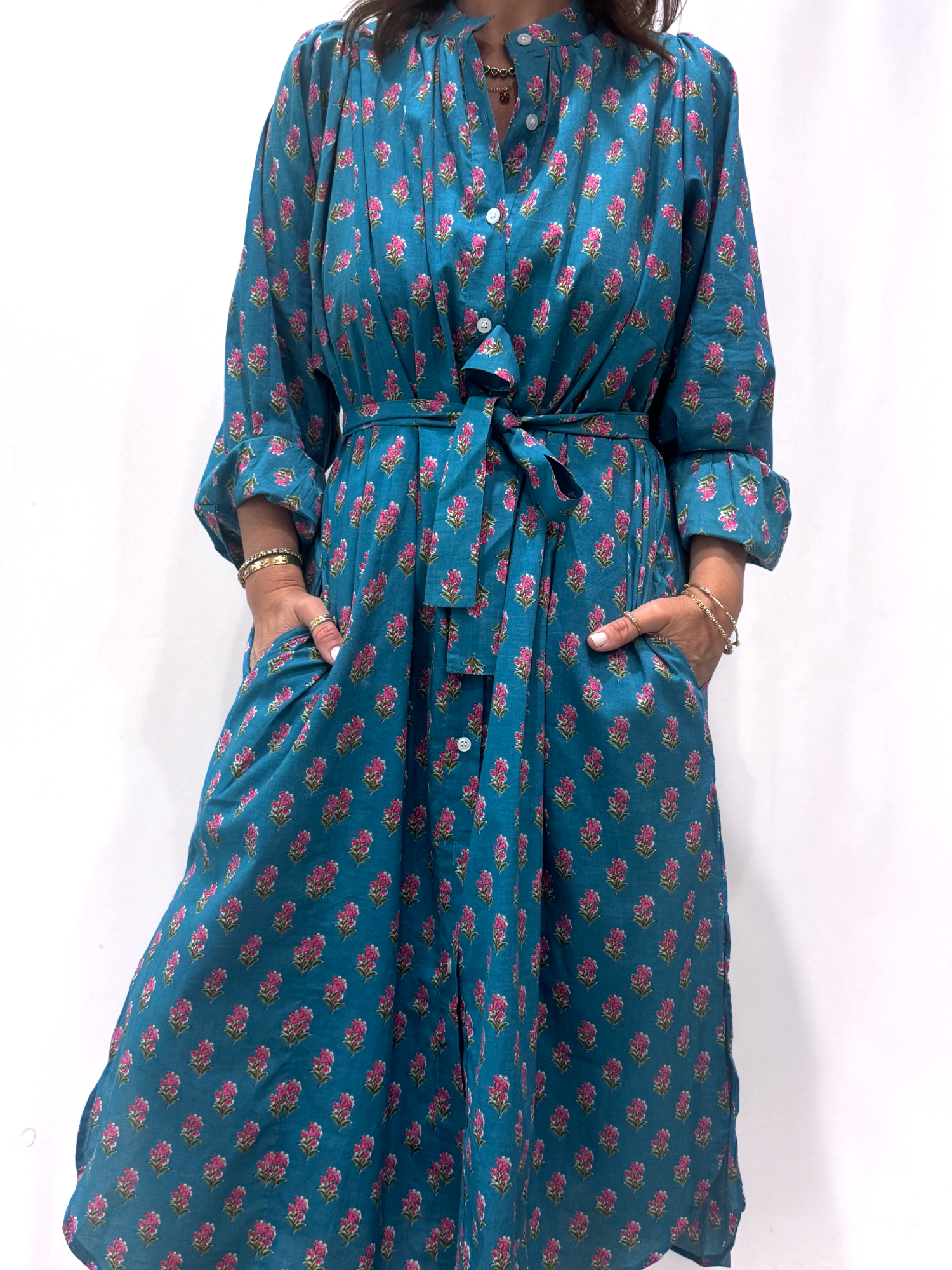 Robe Jasmine Bleu, une robe longue bleu. Une robe taille unique qui se ceinture à la taille. Des manches longues.