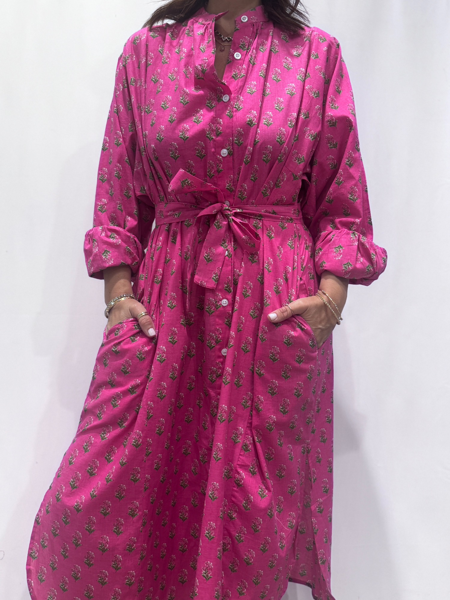 Robe Jasmine Rose, une robe longue rose. Une robe taille unique qui se ceinture à la taille. Des manches longues.
