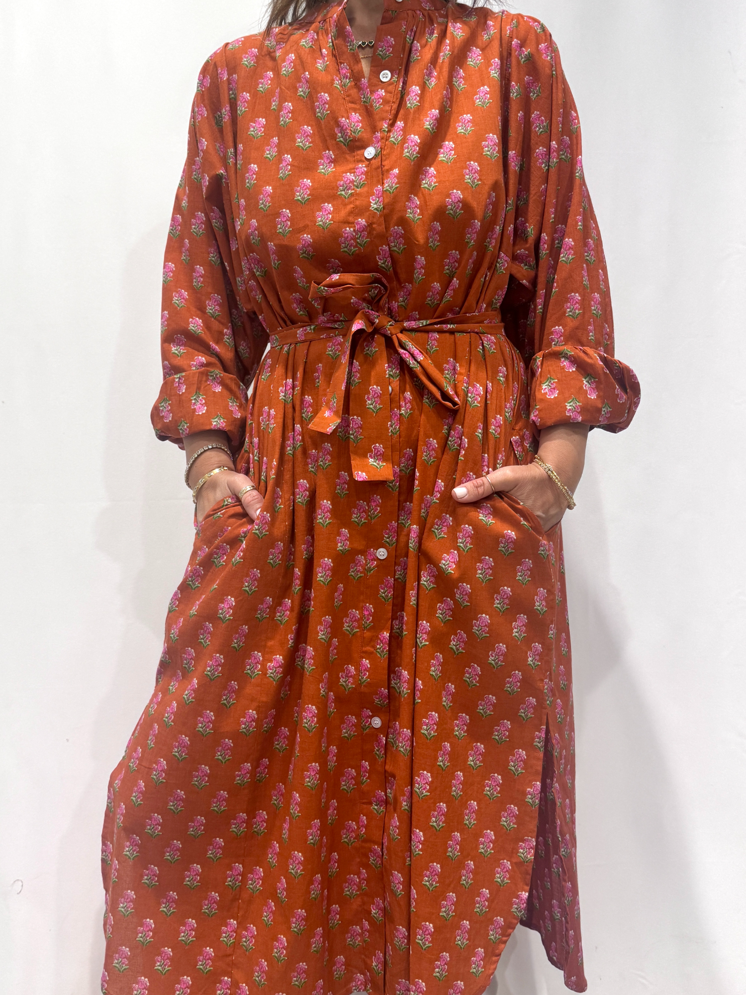 Robe Jasmine Terracotta, une robe longue terracotta. Une robe taille unique qui se ceinture à la taille. Des manches longues.