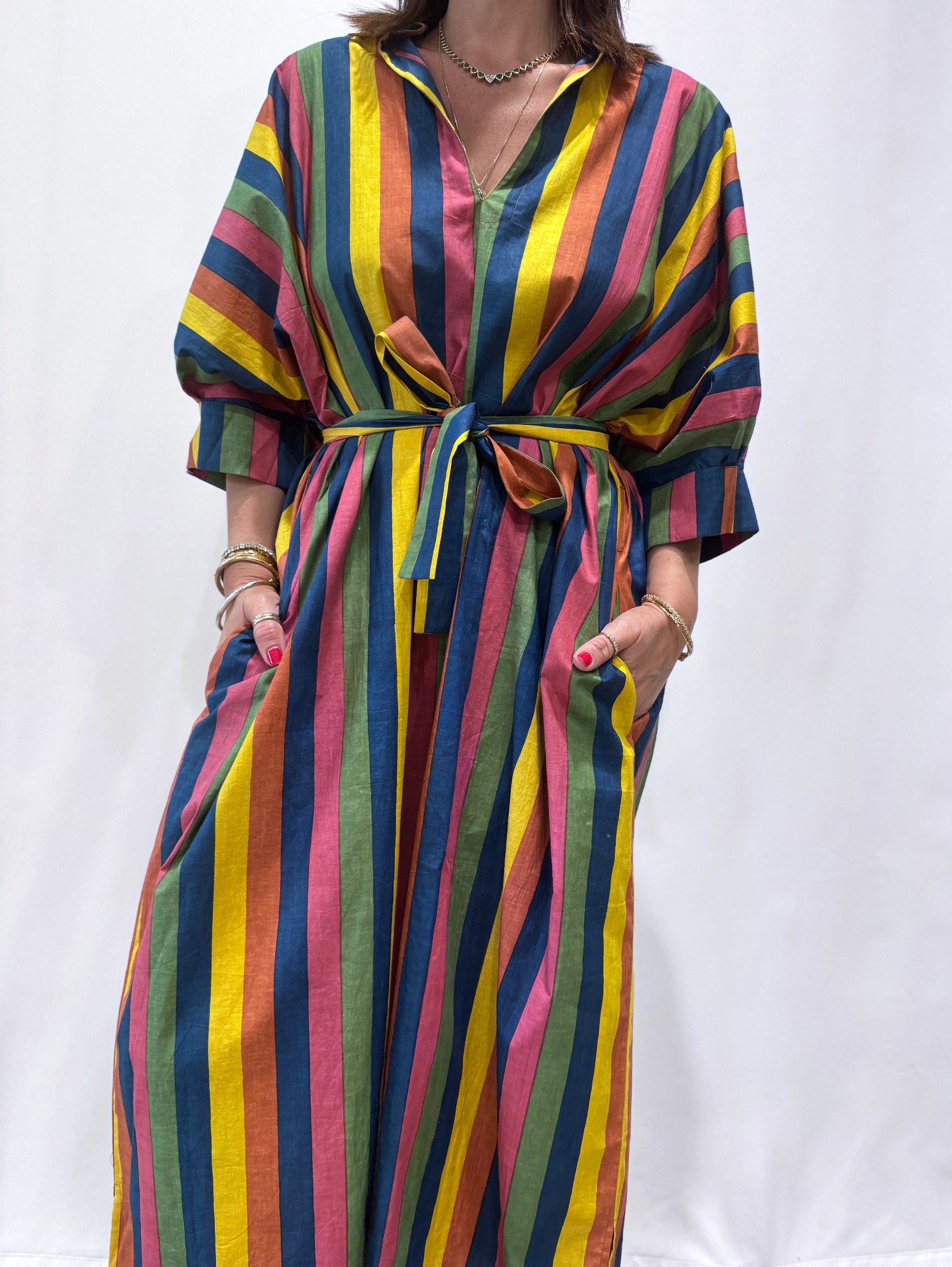 Robe Leela Arc-en-ciel, une robe longue col V, elle se ceinture à la taille. Manche 3/4