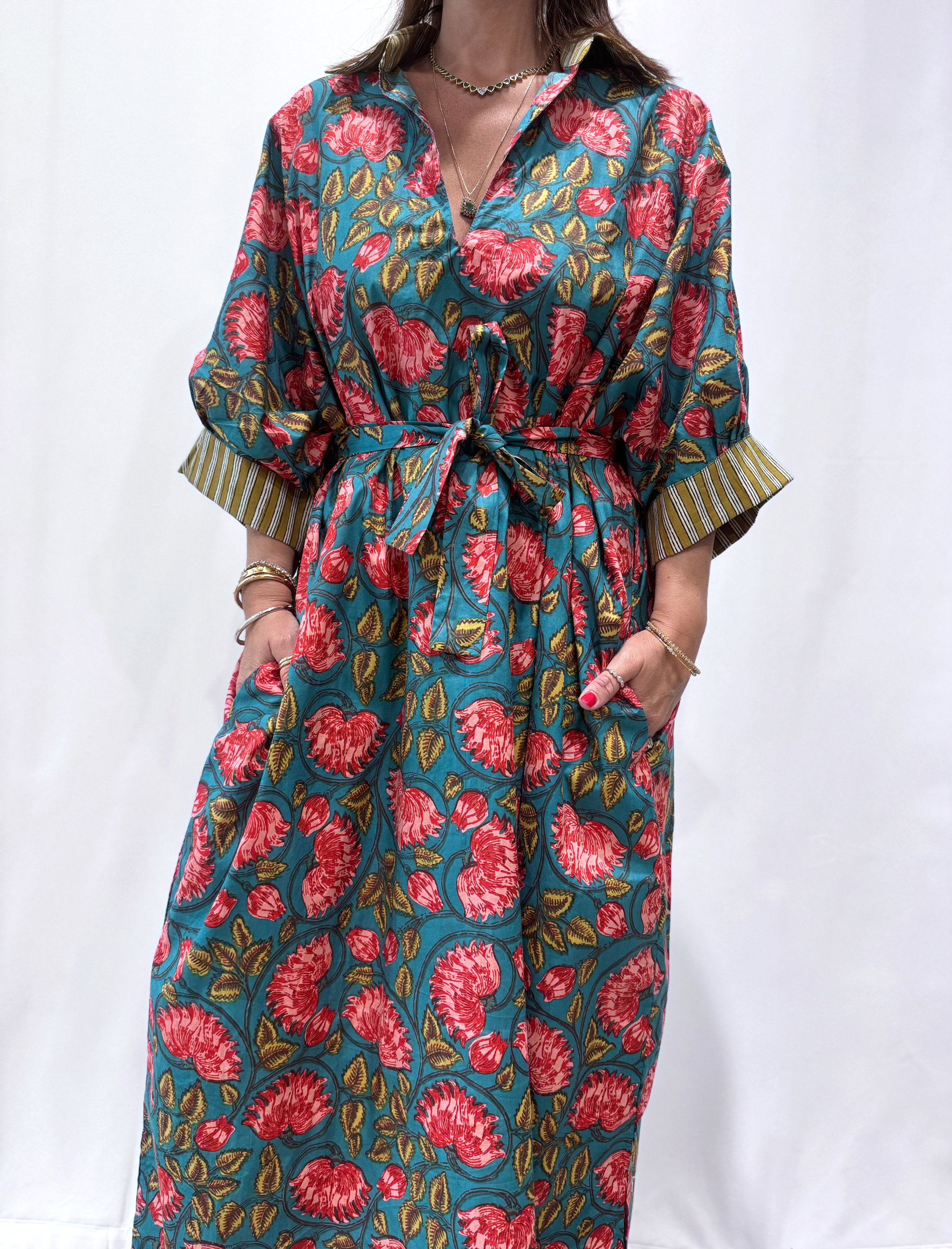 Robe Leela Bleu, une robe longue col V, elle se ceinture à la taille. Manche 3/4
