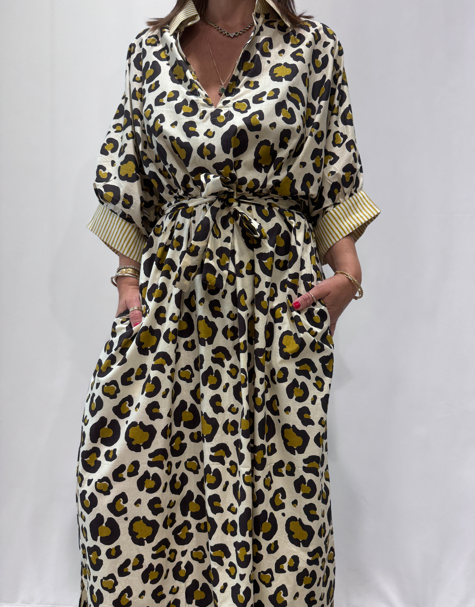 Robe Leela Crème Léopard, une robe longue col V, elle se ceinture à la taille. Manche 3/4